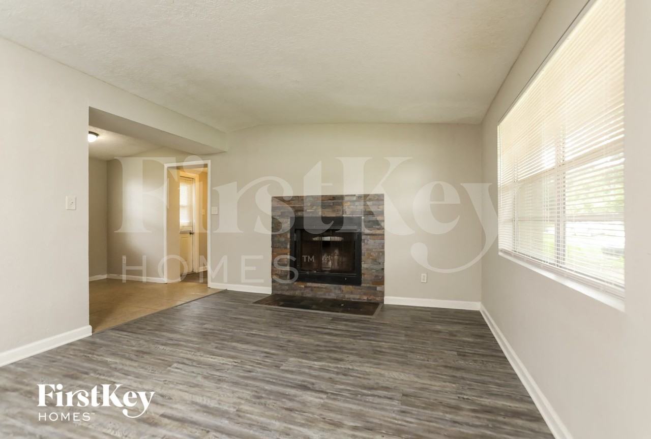 429 Notre Dame Dr - Photo 3 of 15