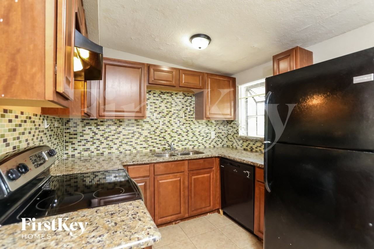 429 Notre Dame Dr - Photo 4 of 15