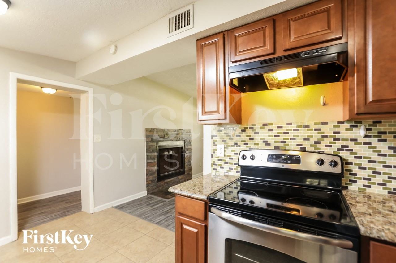 429 Notre Dame Dr - Photo 5 of 15