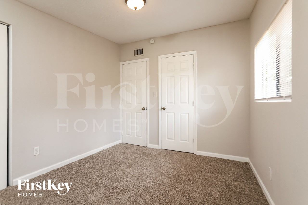 429 Notre Dame Dr - Photo 6 of 15