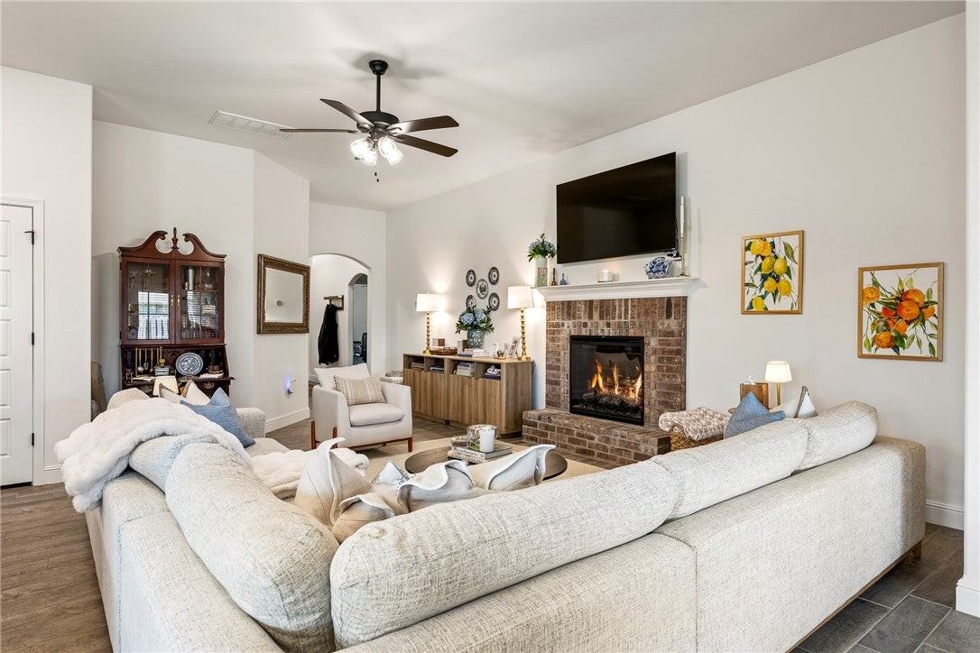2402 Armstrong Ln - Photo 4 of 25