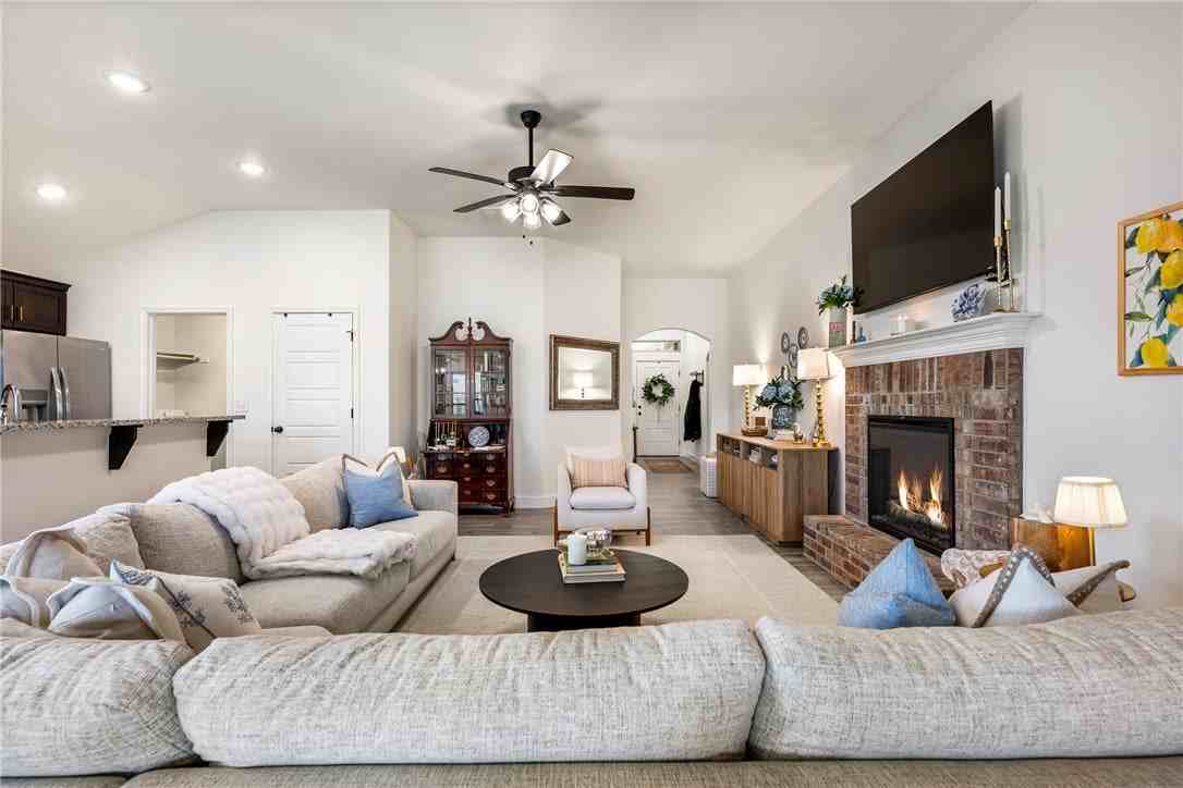 2402 Armstrong Ln - Photo 5 of 25