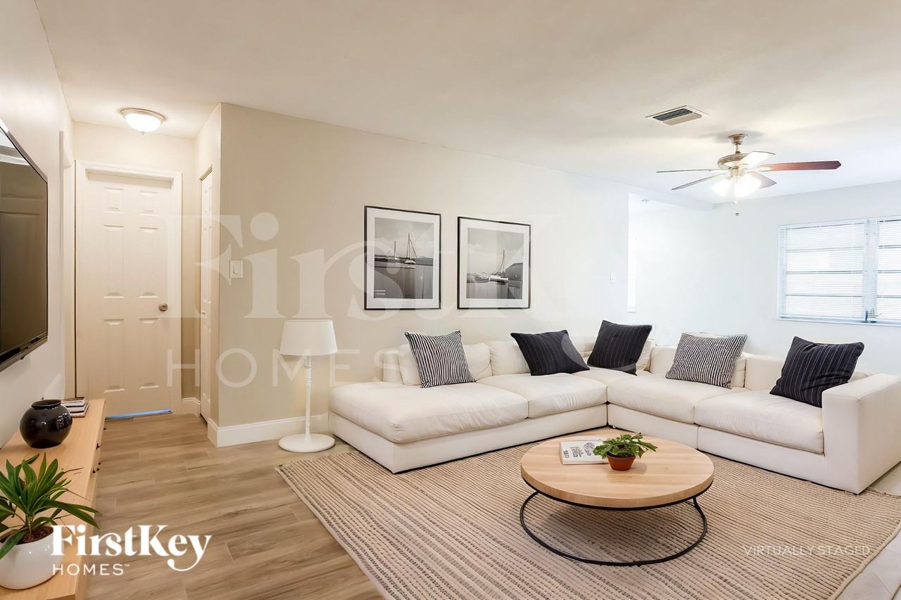 2740 Swstreet - Photo 4 of 19