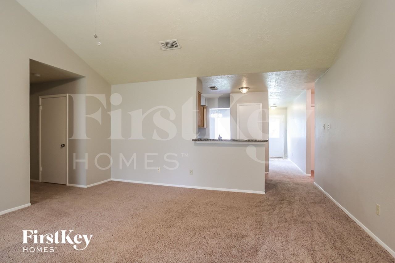 2118 Knollbrook Ln - Photo 4 of 15