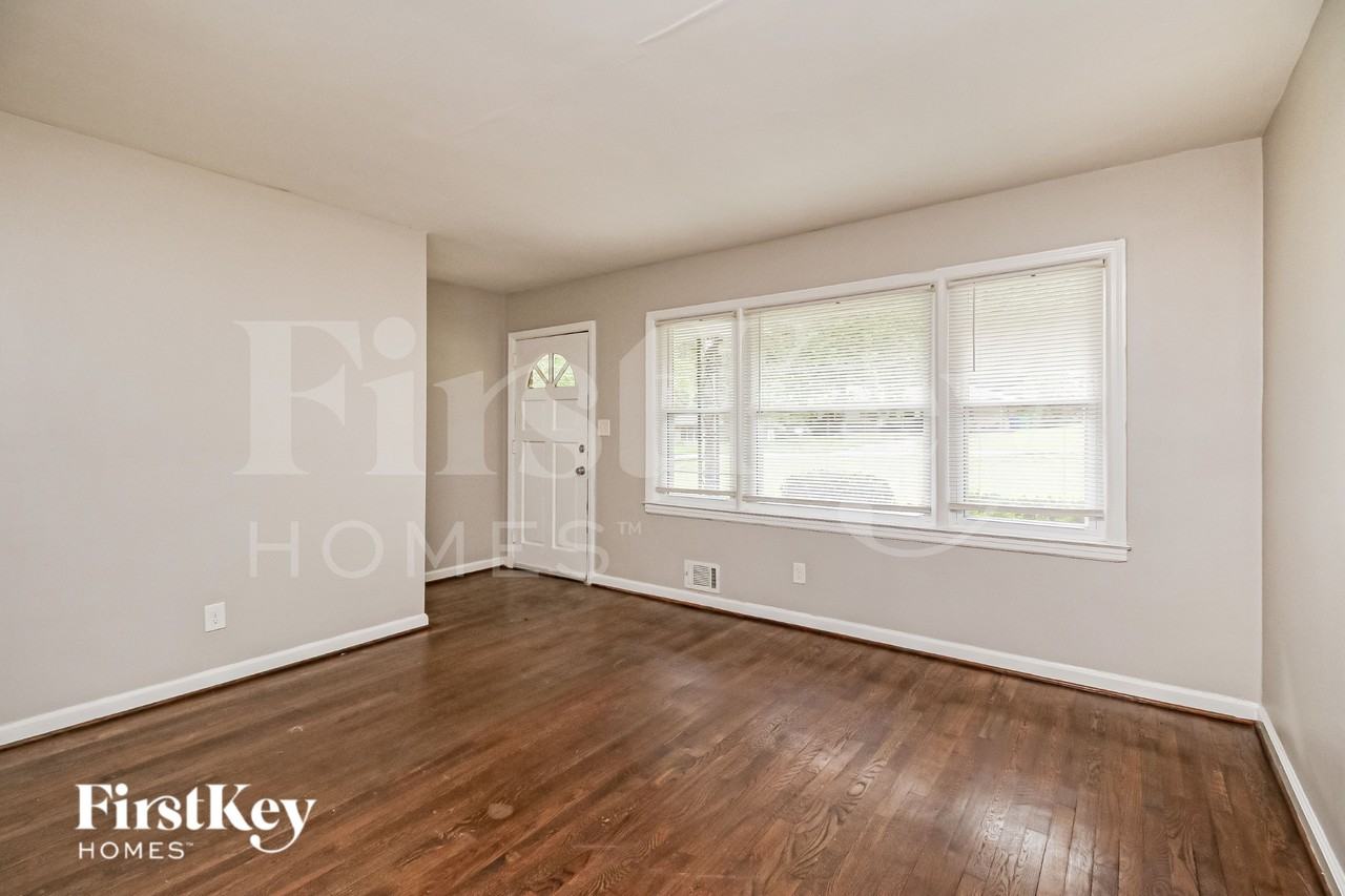 1843 Wee Kirk Rd Se - Photo 2 of 19