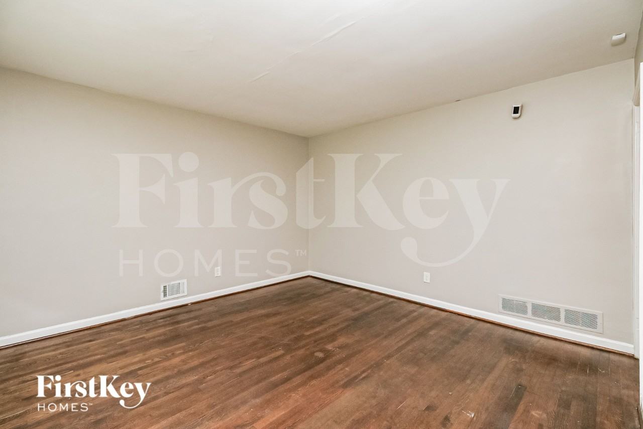 1843 Wee Kirk Rd Se - Photo 4 of 19