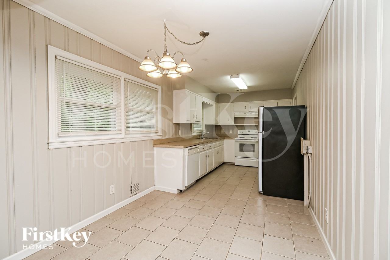 1843 Wee Kirk Rd Se - Photo 5 of 19