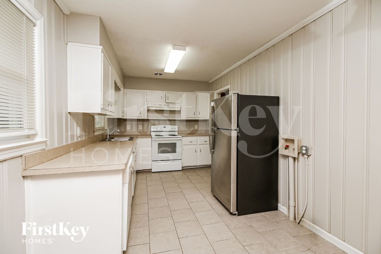 1843 Wee Kirk Rd Se - Photo 6 of 19