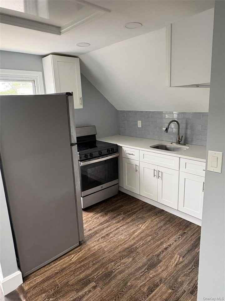 100 Merrick Rd - Photo 2 of 9