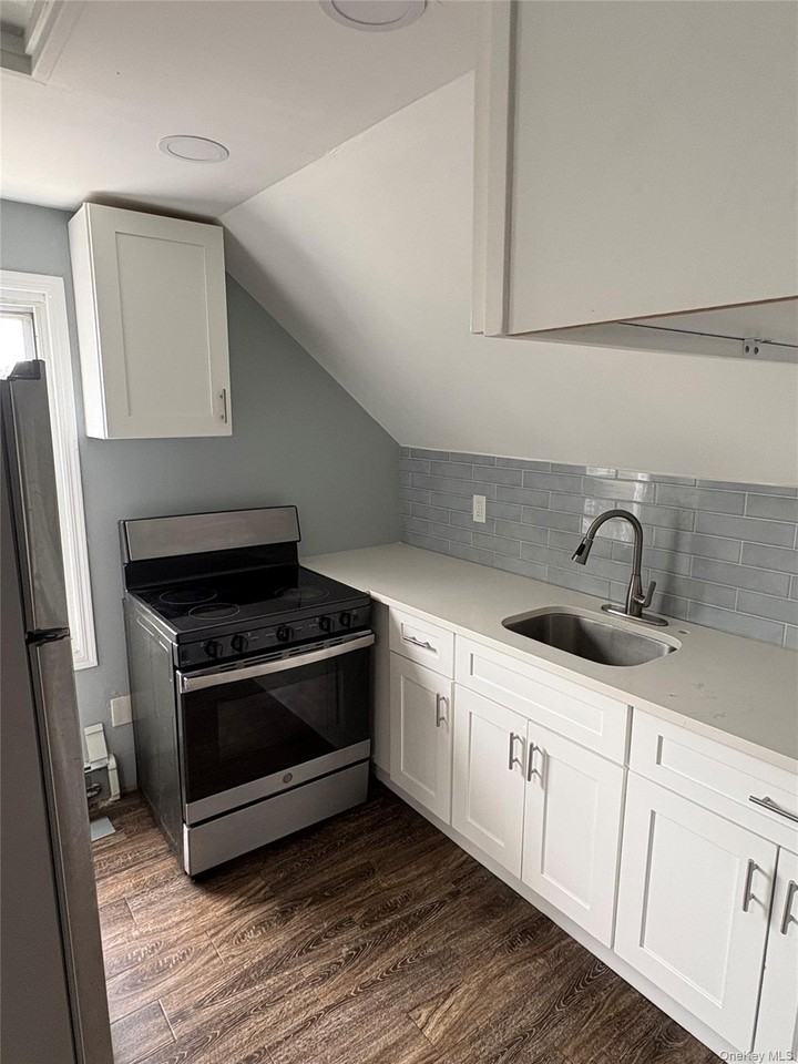 100 Merrick Rd - Photo 3 of 9