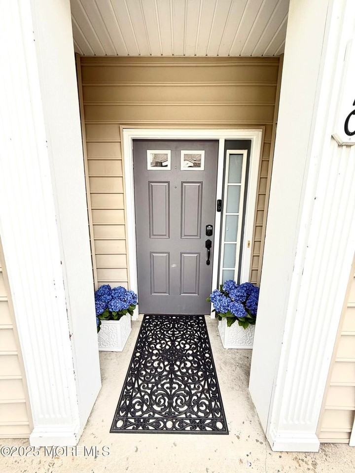 910 Abby Rd - Photo 2 of 34