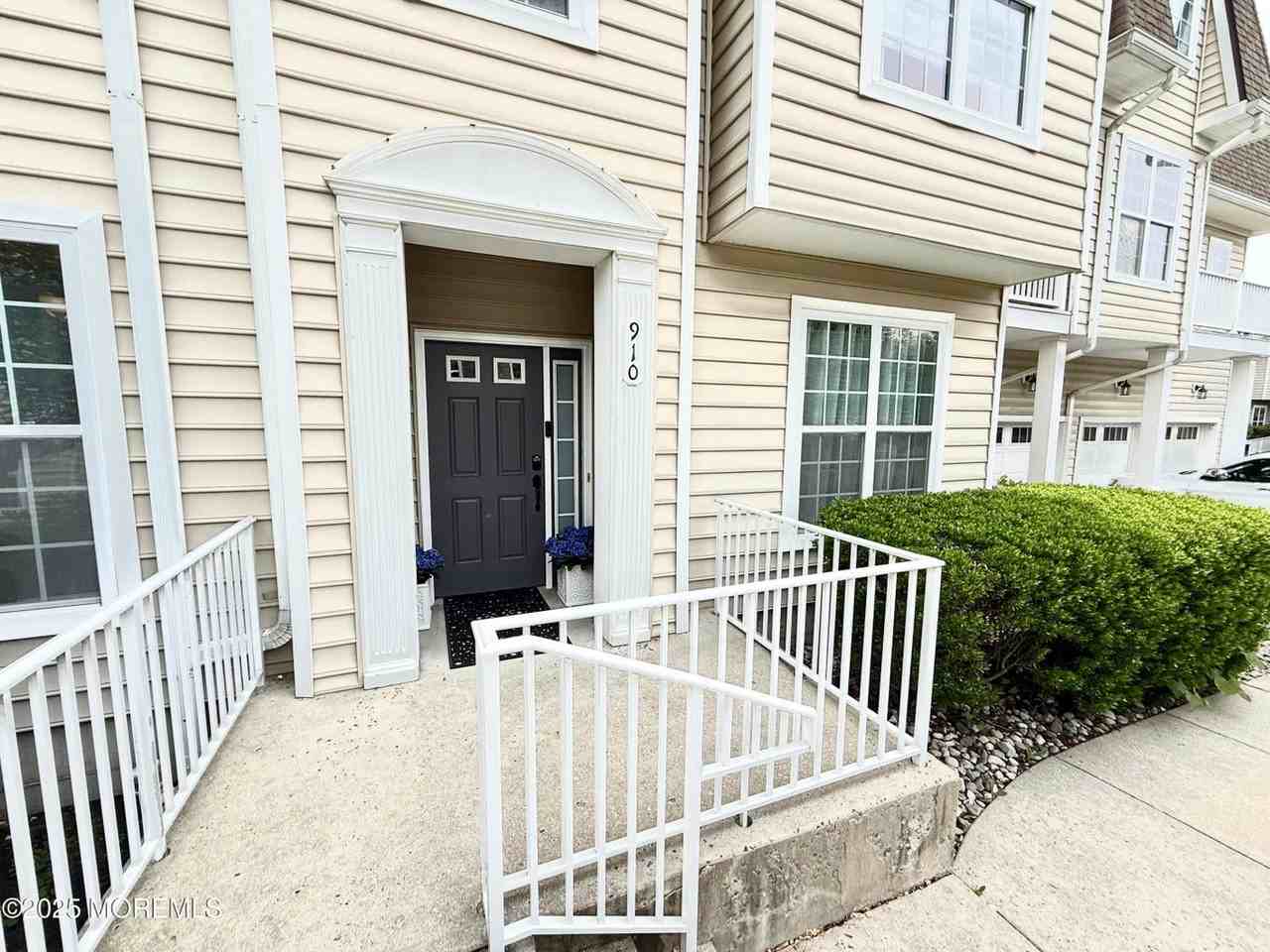 910 Abby Rd - Photo 3 of 34