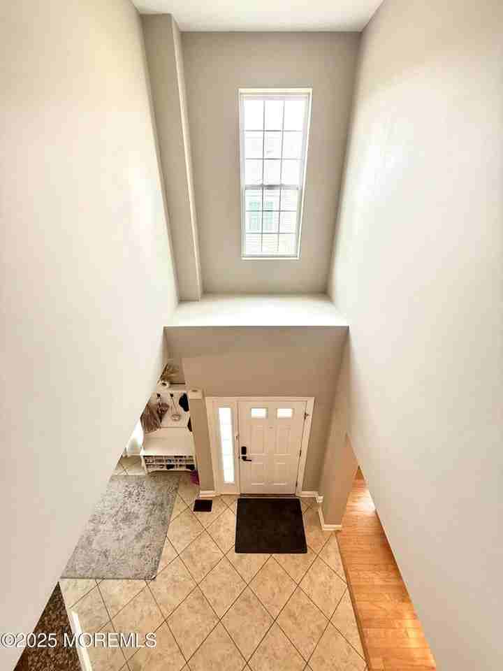 910 Abby Rd - Photo 5 of 34