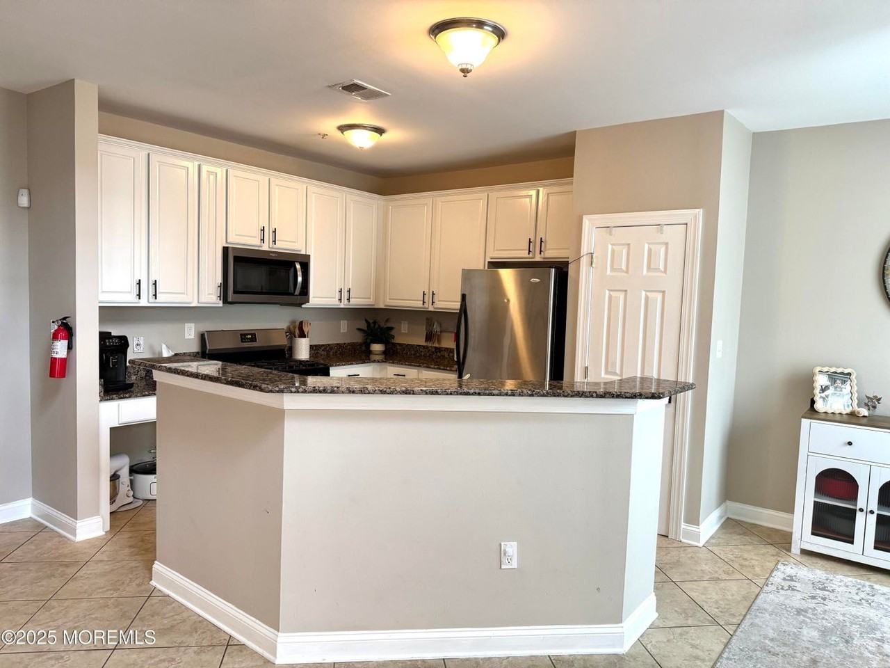 910 Abby Rd - Photo 7 of 34