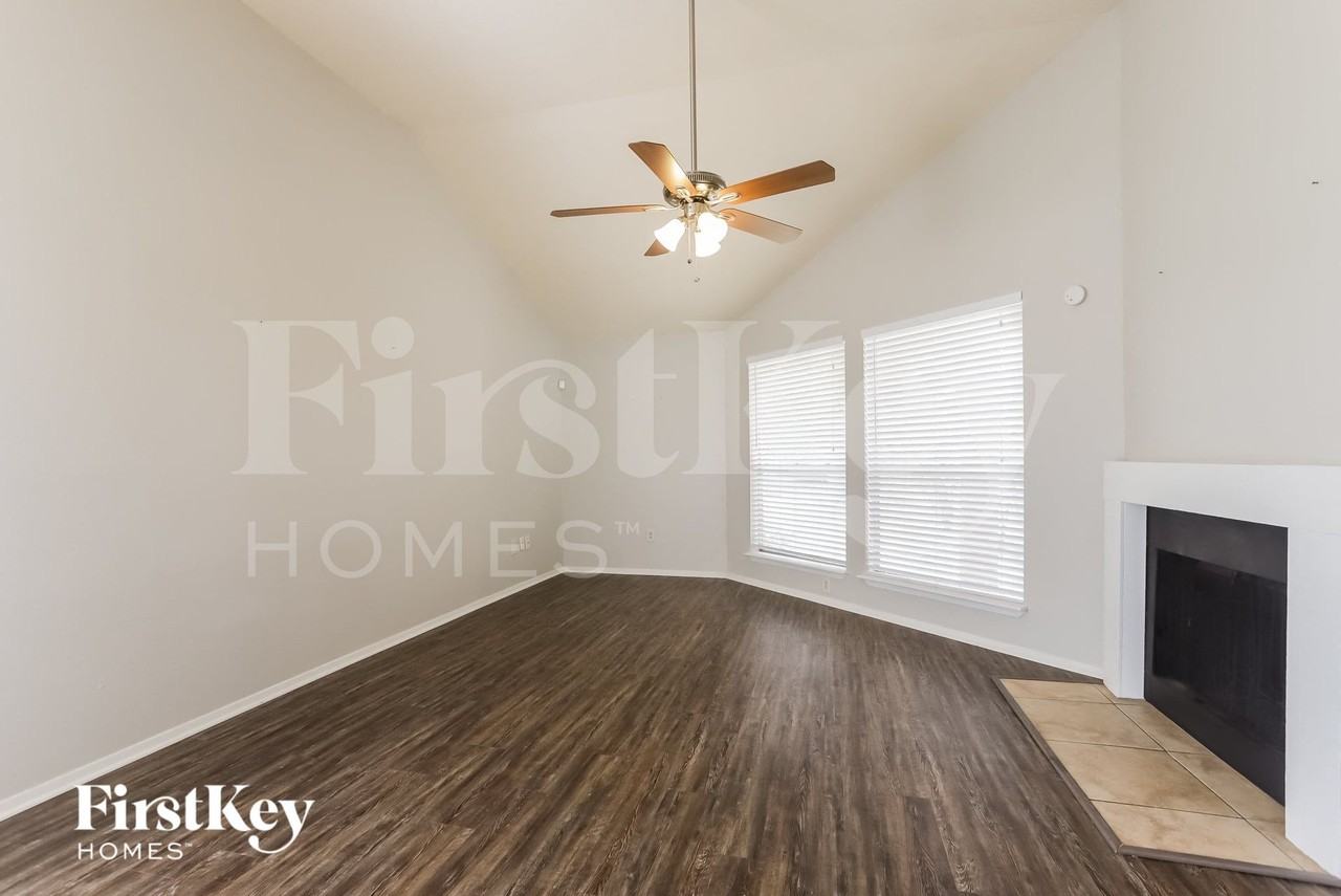 17522 Davenway Dr - Photo 3 of 15