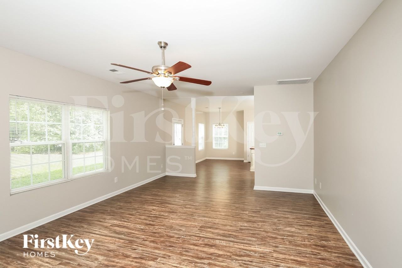1531 Pecan Ln - Photo 4 of 15