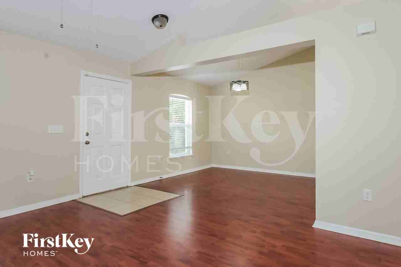 1438 Sw Paar Dr - Photo 4 of 16
