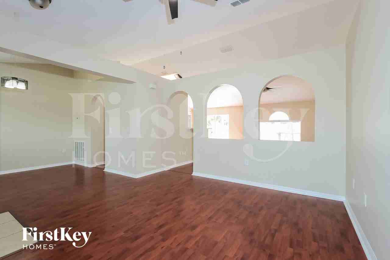 1438 Sw Paar Dr - Photo 5 of 16