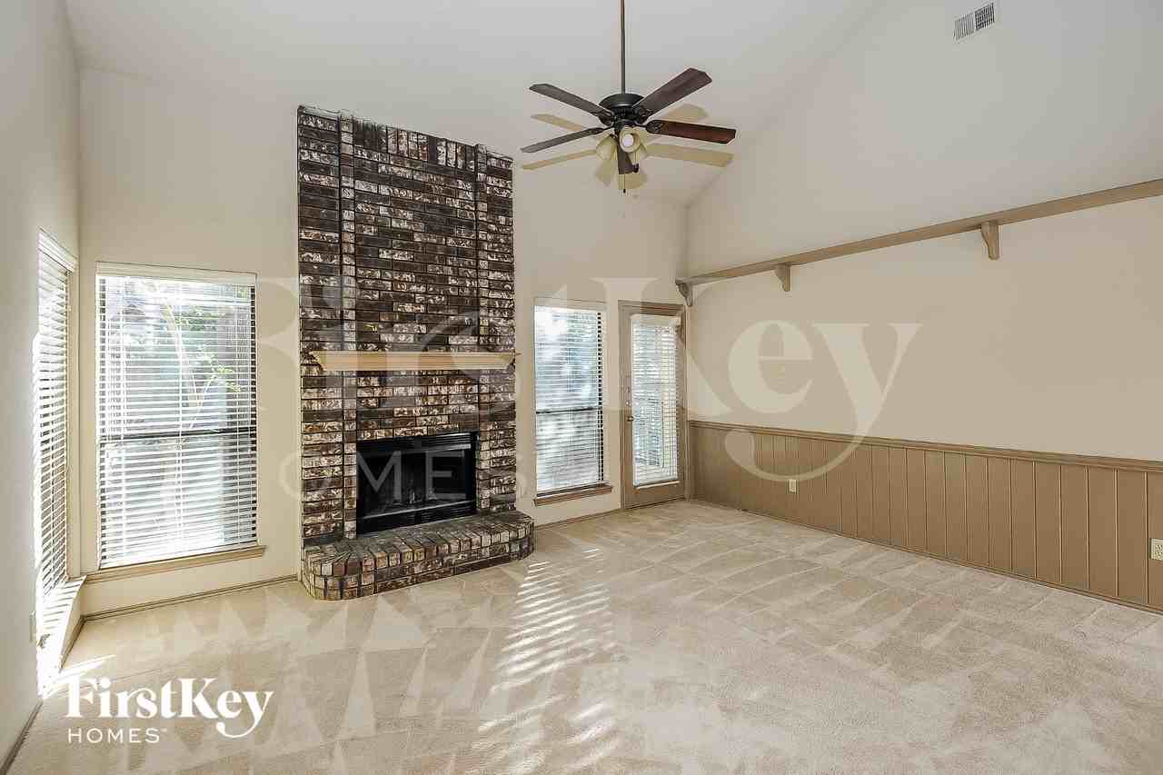 1396 Chinaberry Dr - Photo 2 of 16