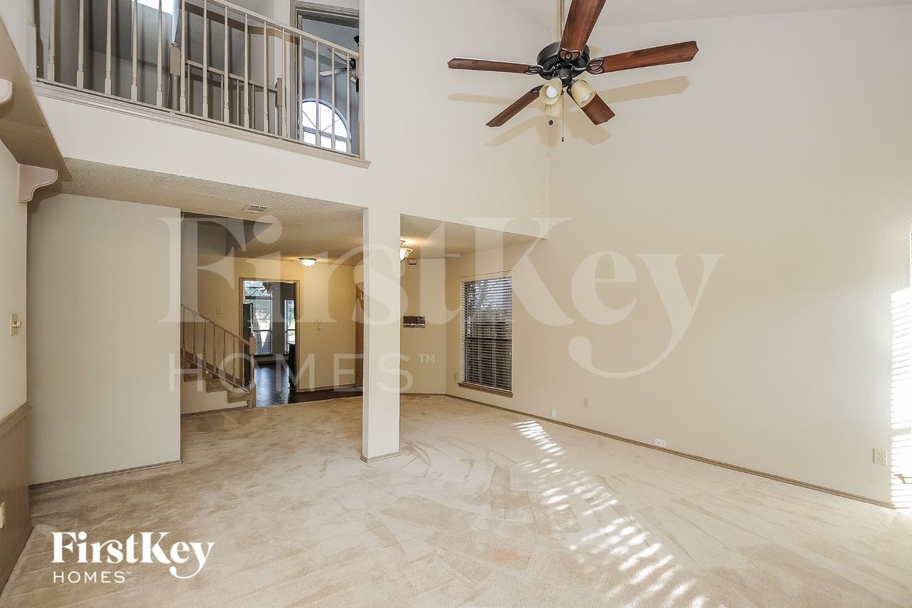 1396 Chinaberry Dr - Photo 3 of 16