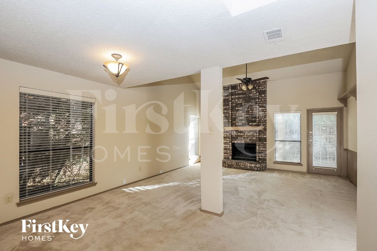 1396 Chinaberry Dr - Photo 4 of 16