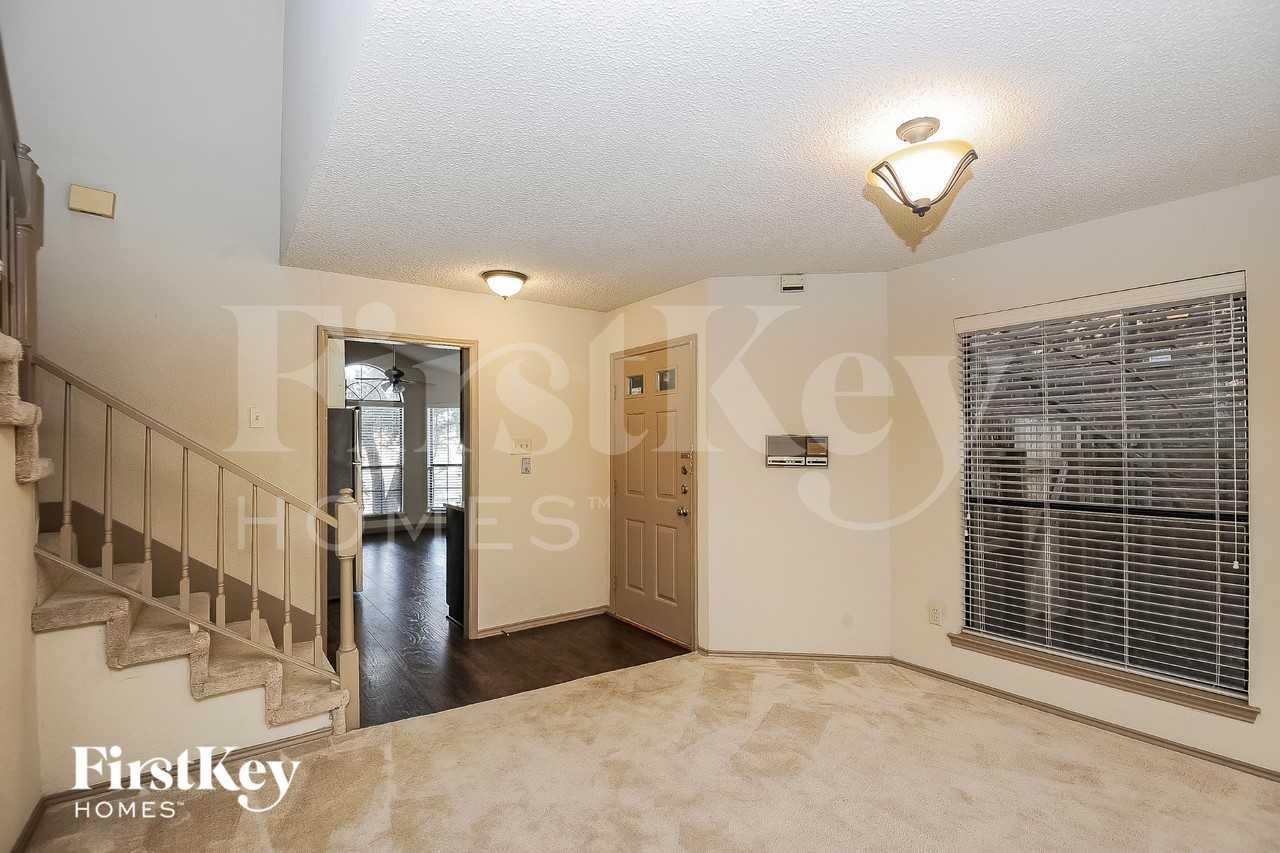 1396 Chinaberry Dr - Photo 5 of 16