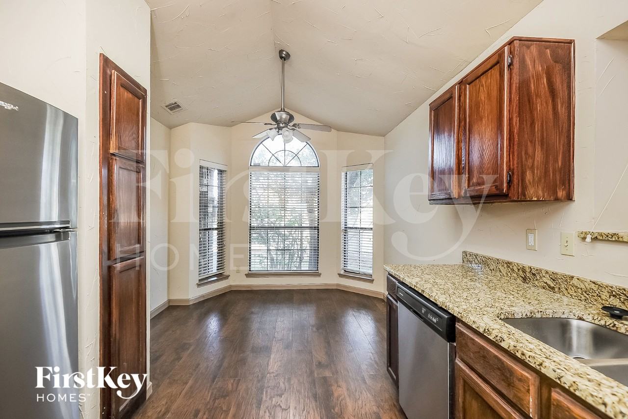 1396 Chinaberry Dr - Photo 6 of 16