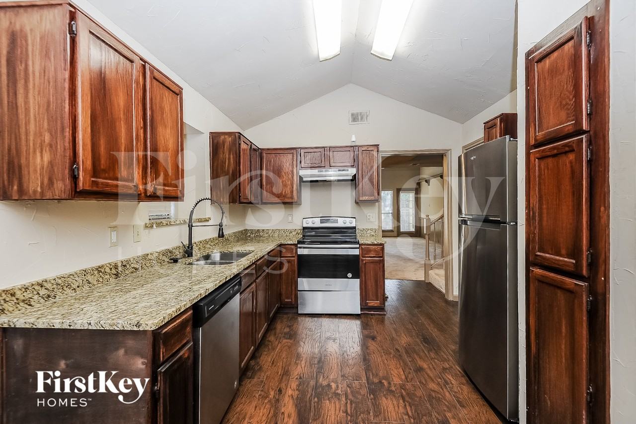 1396 Chinaberry Dr - Photo 7 of 16