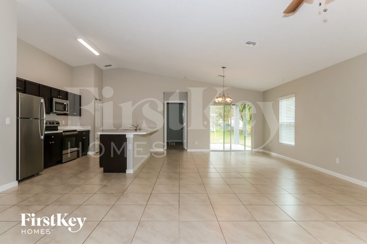 1257 Sw Century Ave - Photo 4 of 16