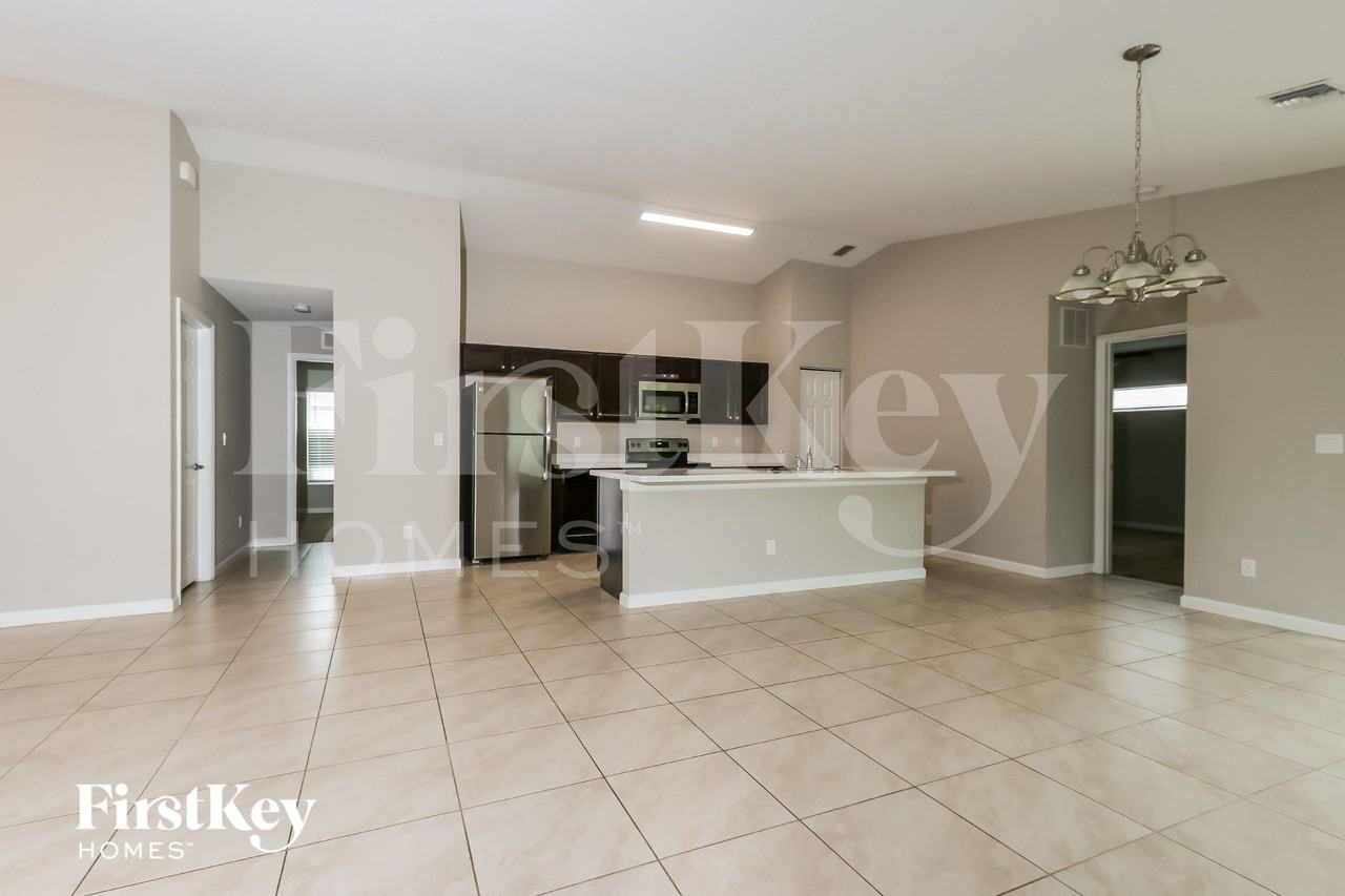 1257 Sw Century Ave - Photo 5 of 16