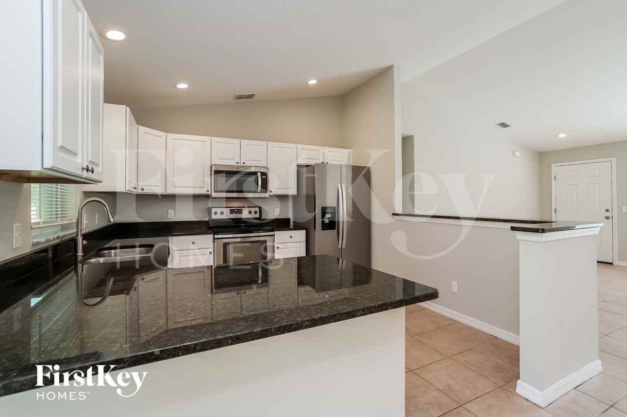 12246 Gulfstream Blvd - Photo 7 of 18