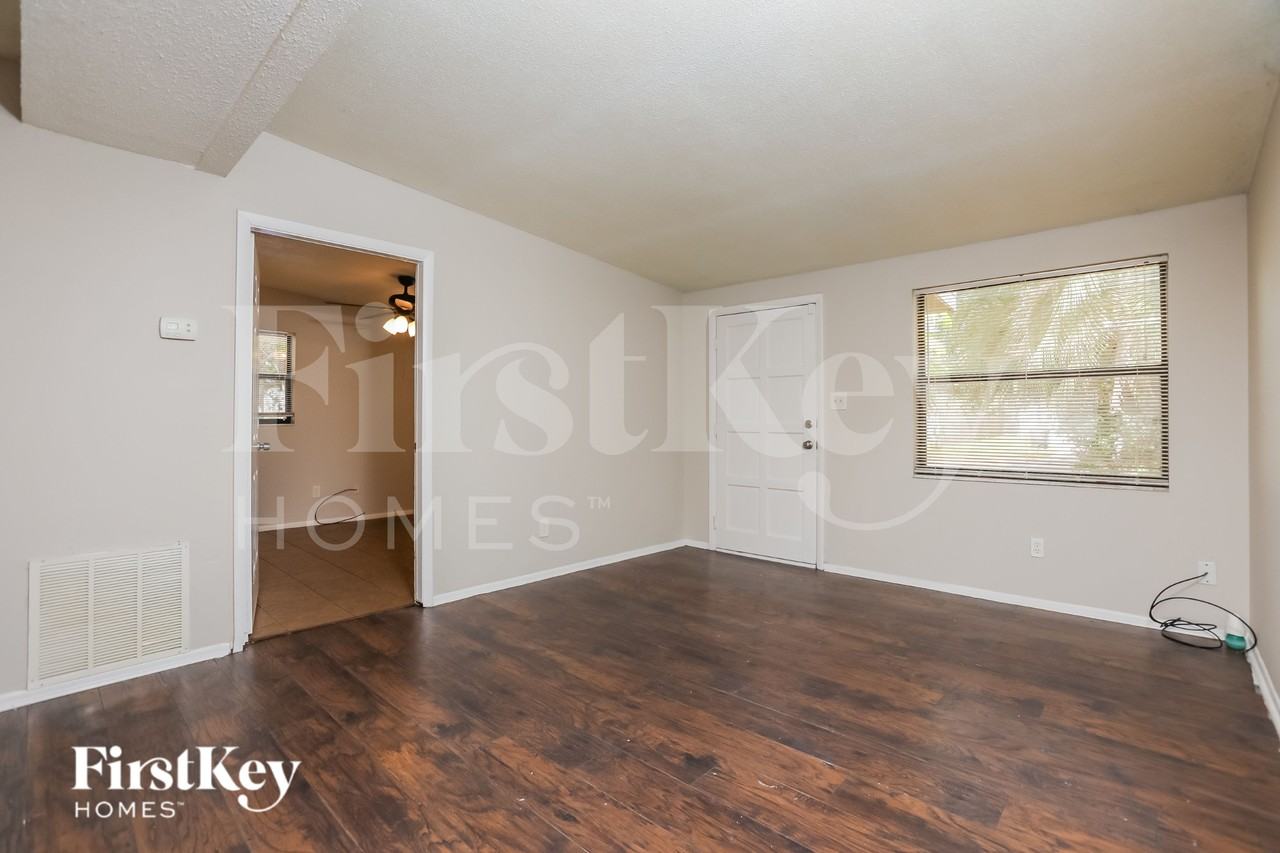 1030 Maxey Dr - Photo 2 of 15