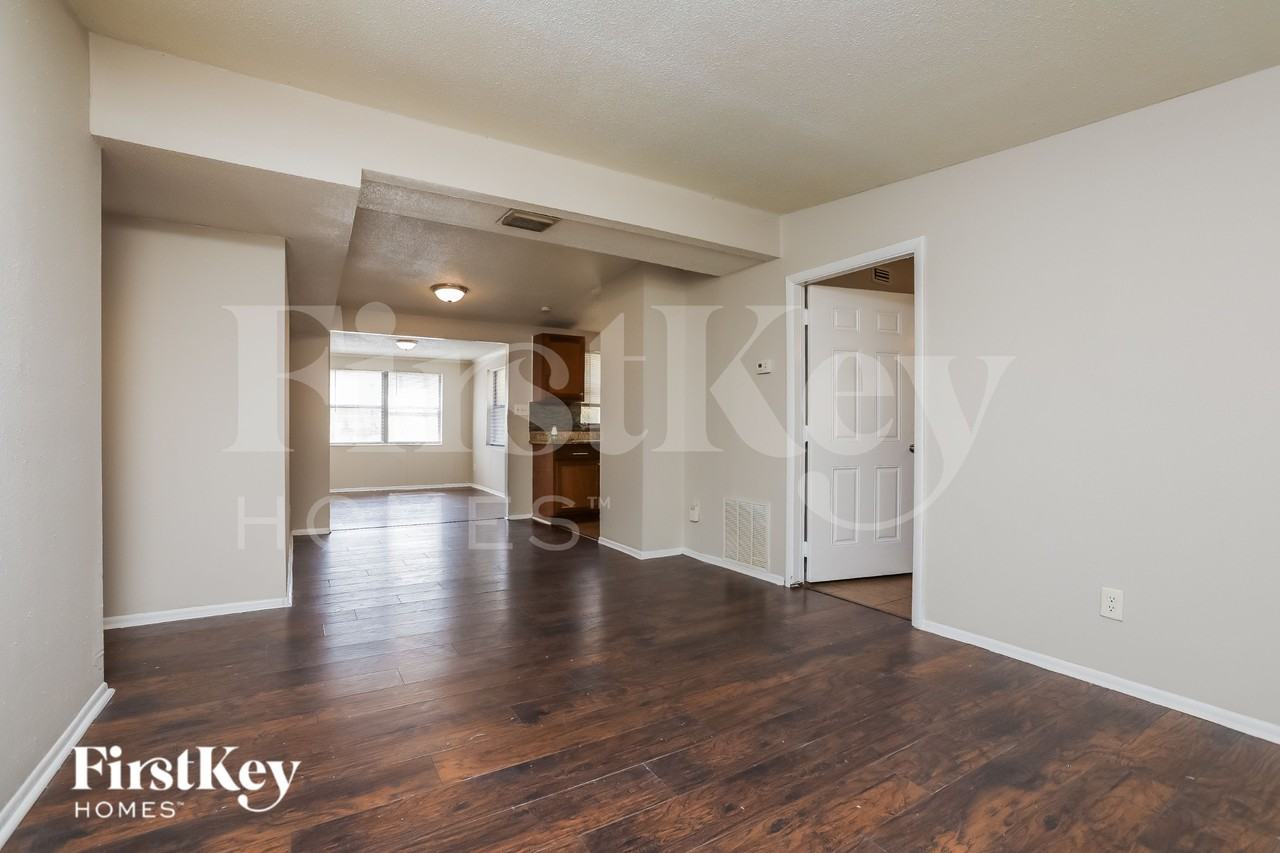 1030 Maxey Dr - Photo 3 of 15