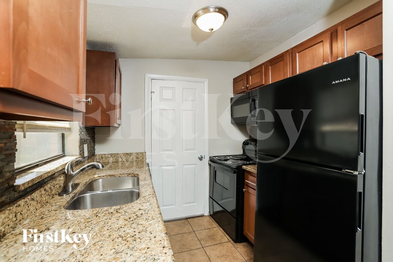 1030 Maxey Dr - Photo 4 of 15