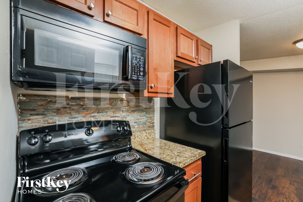 1030 Maxey Dr - Photo 5 of 15