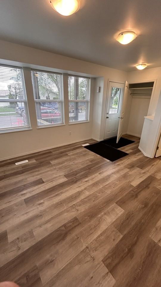 6319 122 Ave Nw - Photo 3 of 17