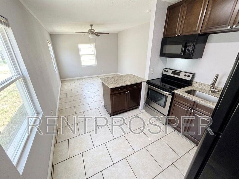 740 W Robinson St - Photo 2 of 10