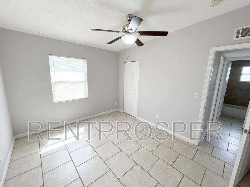 740 W Robinson St - Photo 4 of 10