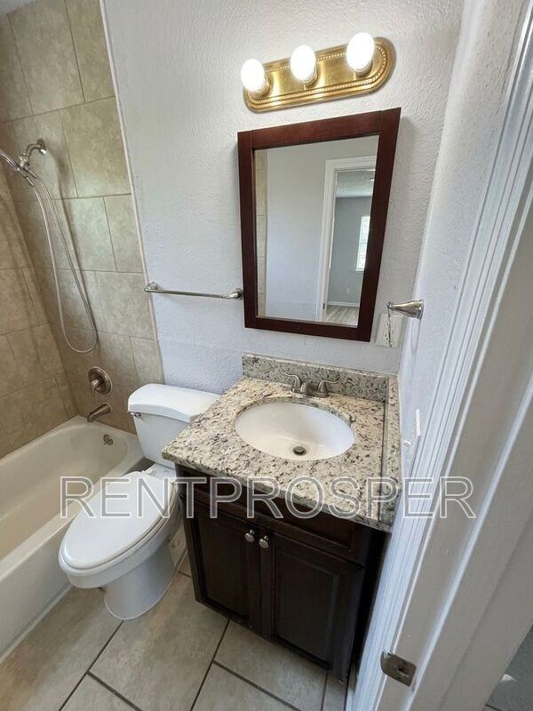 740 W Robinson St - Photo 5 of 10