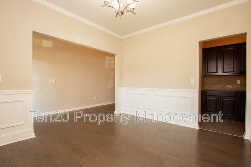 2510 Ridgewood Way - Photo 2 of 32