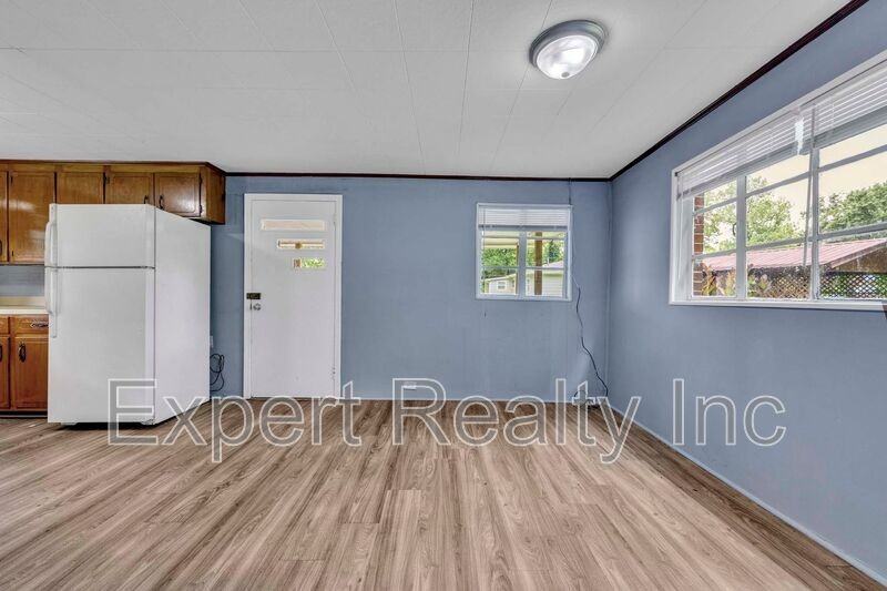 216 Meadowood Ave - Photo 6 of 26