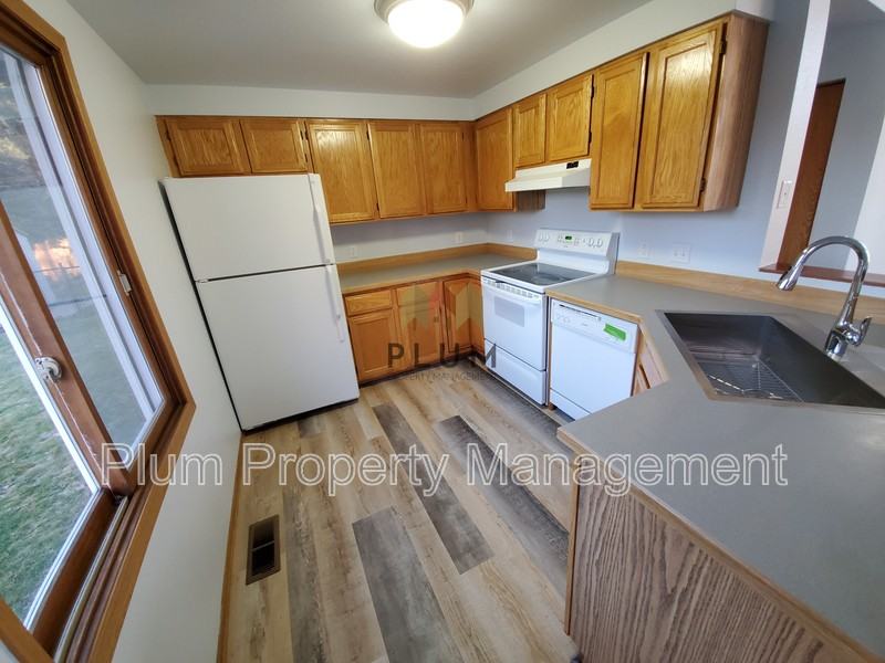 2360 Village Sq - Photo 6 of 19