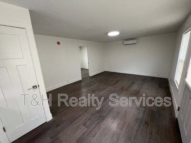 1124 S East St - Photo 4 of 13