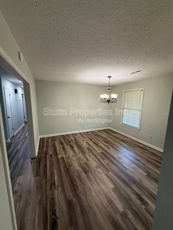913 Waverly Ave - Photo 2 of 10