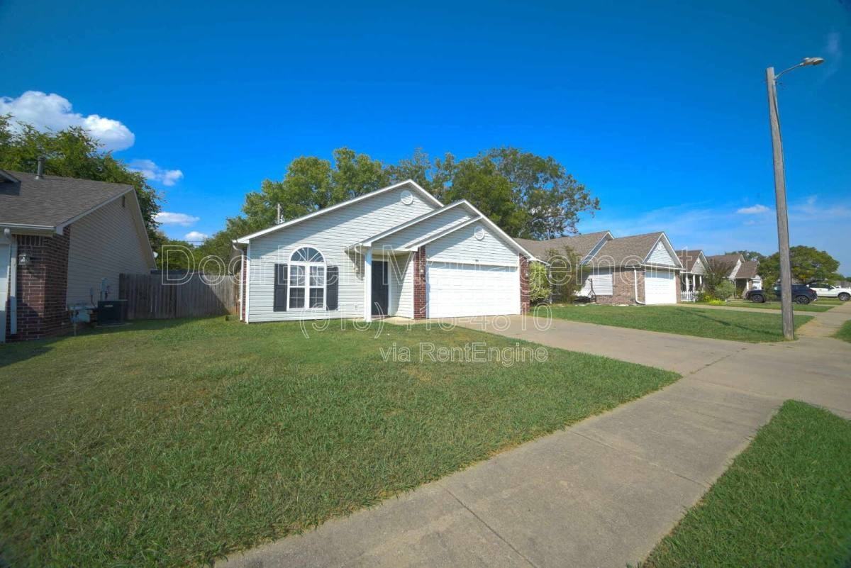 89 W Fairlane Ct - Photo 3 of 9