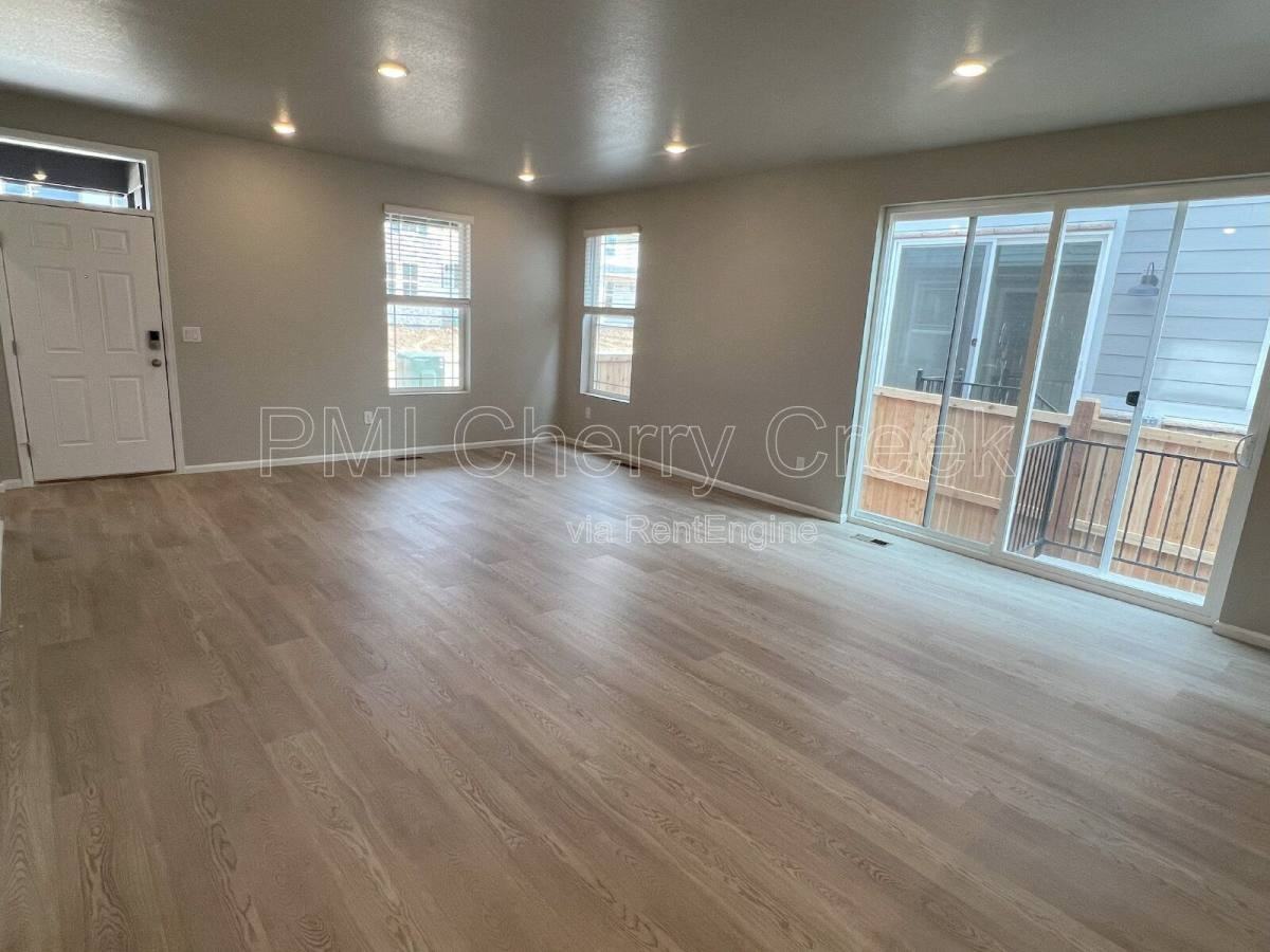 741 N Tempe St - Photo 3 of 10