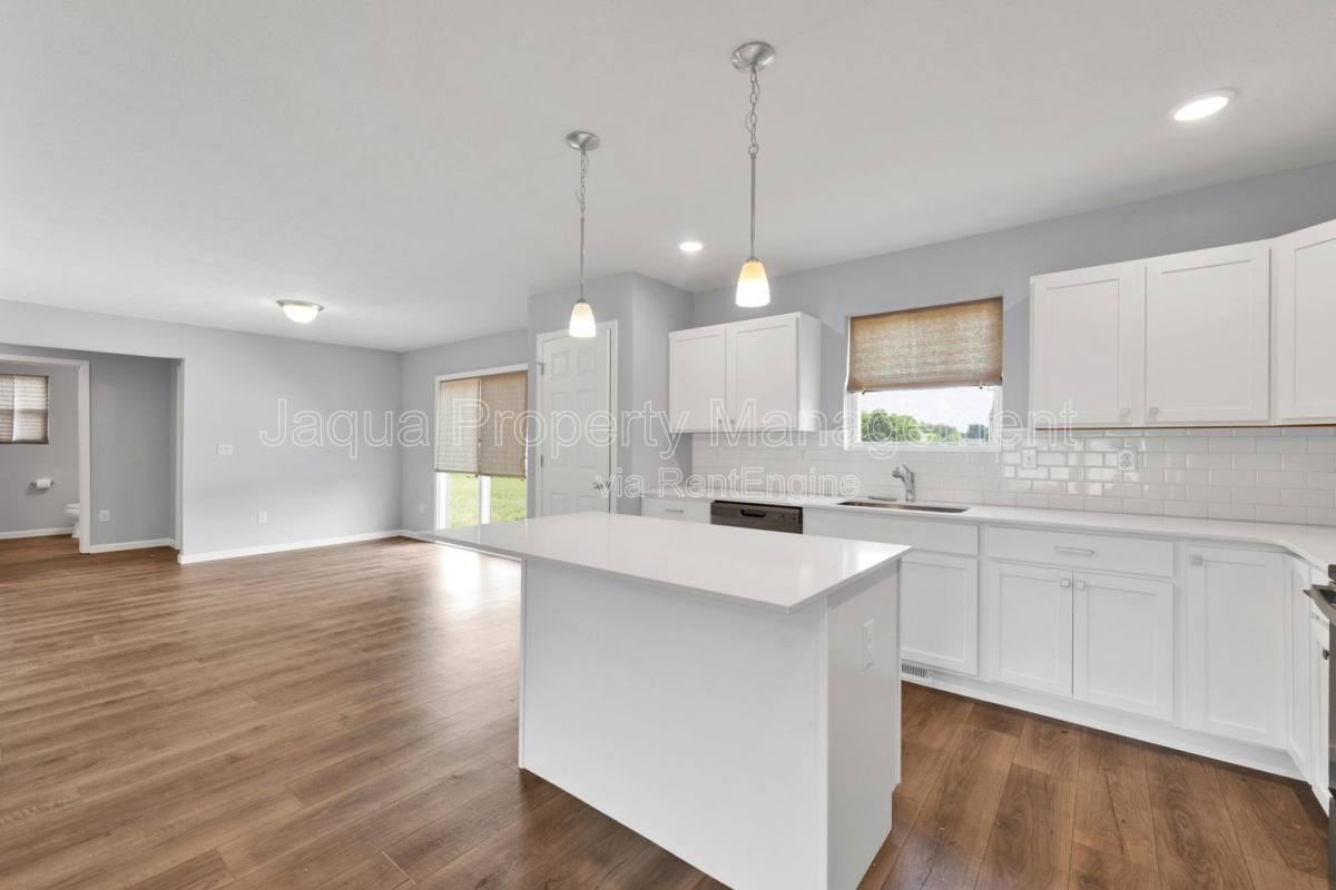 48265 Silver Oaks W - Photo 3 of 10
