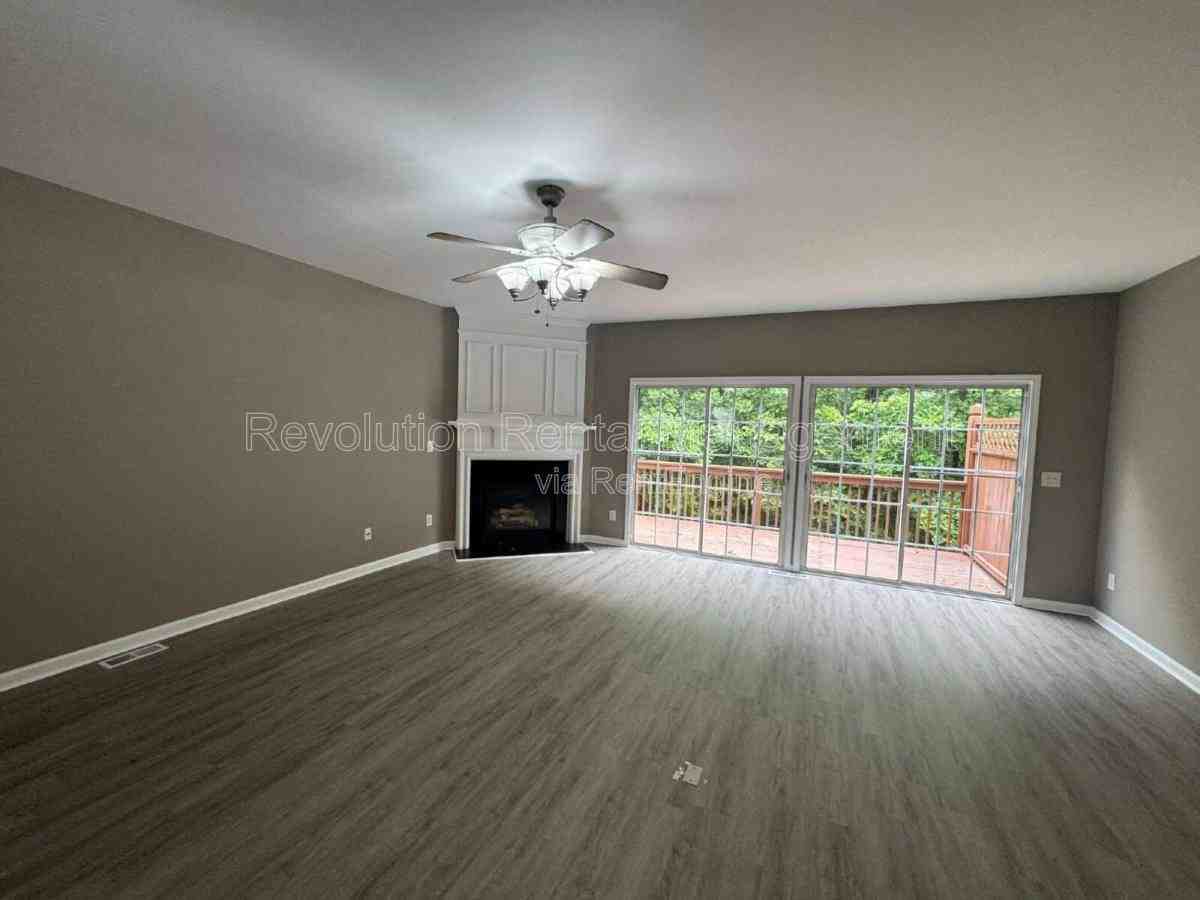1007 Whittington Way - Photo 3 of 10