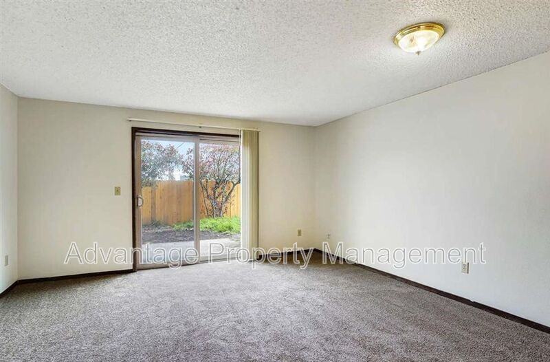 1455 Nw Division St #2 - Photo 4 of 19