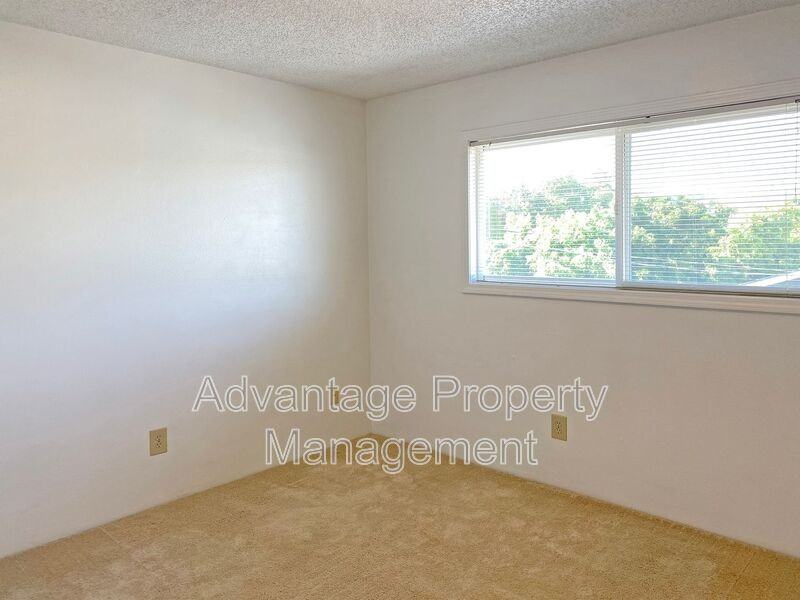 975 Nw Garfield Ave #4 - Photo 7 of 37